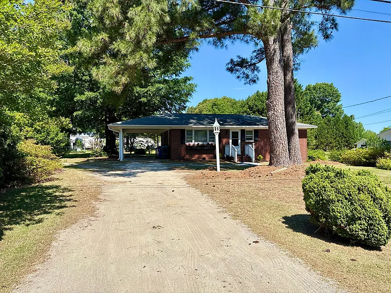 102 N Clarendon Dr — Photo 2