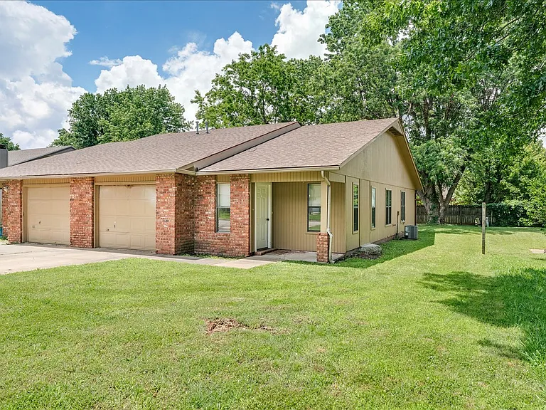 1012 N Turtle Creek Dr — Photo 2