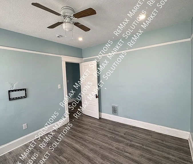 1130 E 111th St — Photo 11