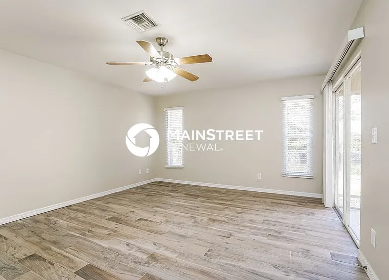 1124 NE 32nd Ln — Photo 12