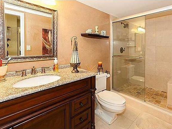 4th image of 600 Parkview Dr APT 902