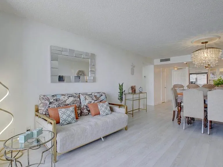 Leslie Dr — Photo 16