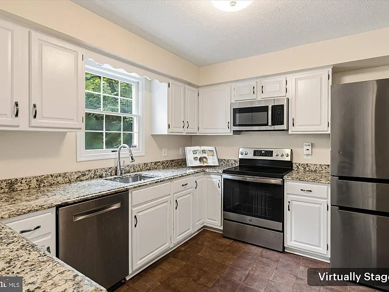 9708 Locust Hill Dr — Photo 18