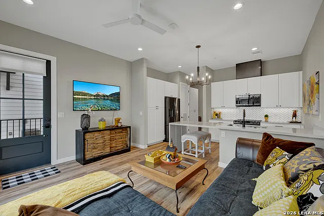 1 bed, 1.0 bath, 688 sqft, $1,200 — Photo 4