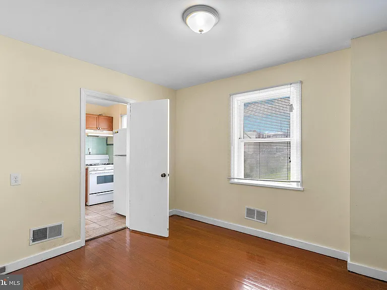 10112 Sutherland Rd — Photo 10
