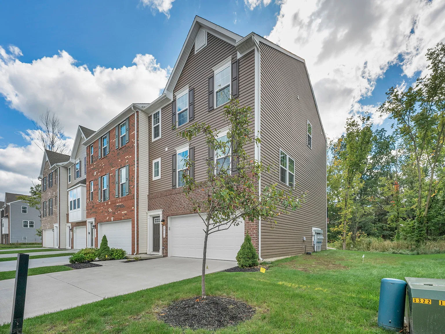 3 bed, 2340 sqft, $2,800 — Photo 3