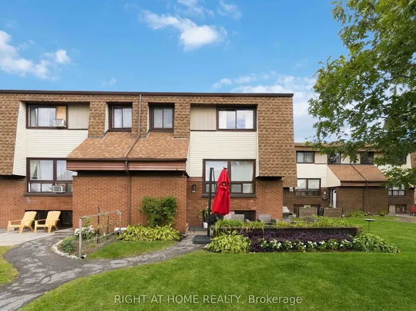 23 Woodvale Grn #C, Ottawa, ON K2G 4H3