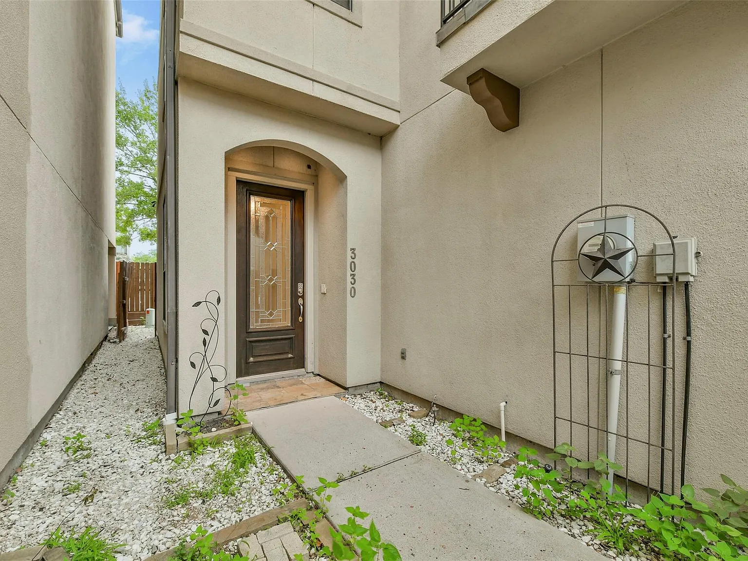 3 bed, 3.5 bath, 2624 sqft, $2,500 — Photo 3