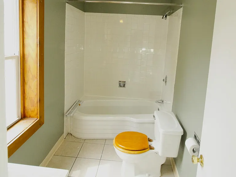 Bathroom w/tub
