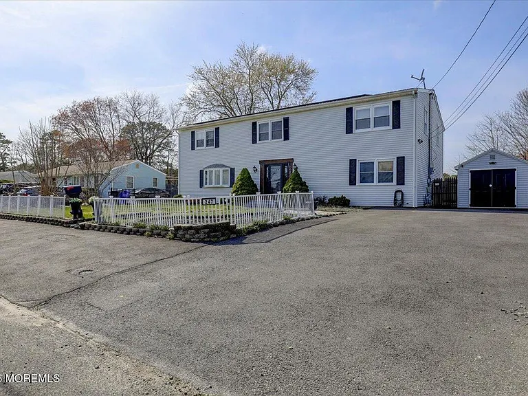 247 Sprucewood Dr — Photo 3
