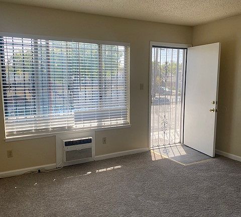 5th image of 1143 E Park St #11438
