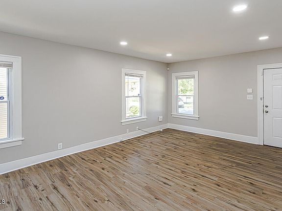 5th image of 2119 Evansdale Ave