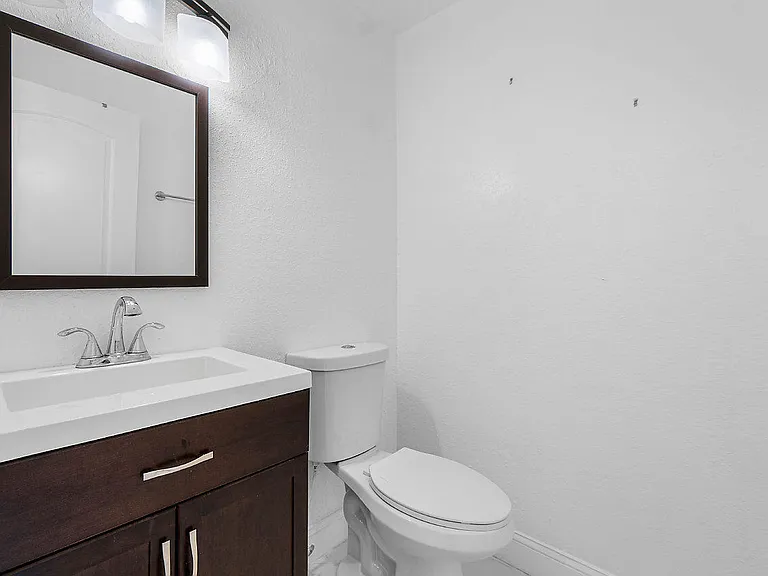 143 Seville E — Photo 16
