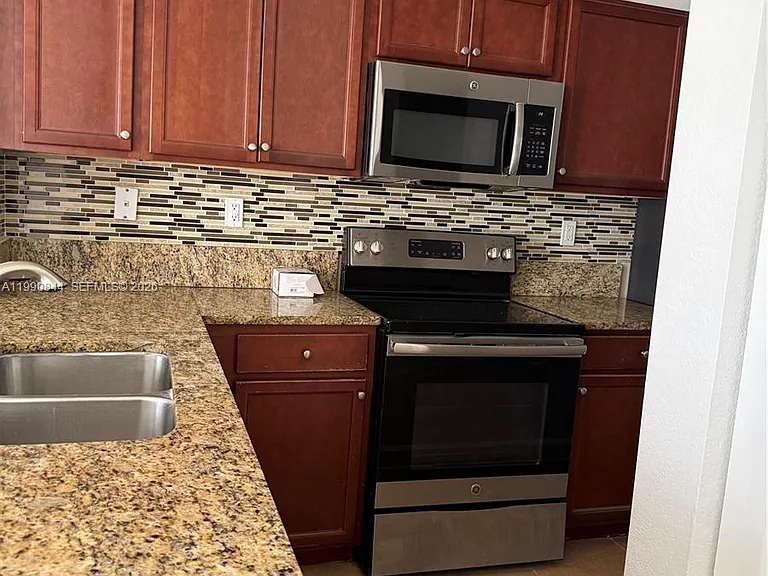 134 SE 28th Ter #6 — Photo 23