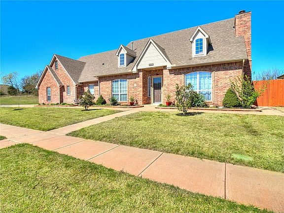 3rd image of 905 Ashwood Ln