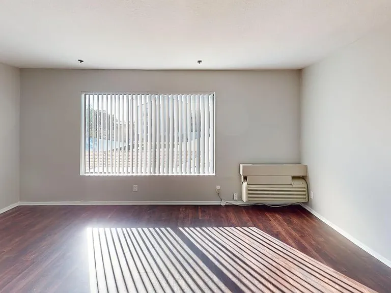Chateau Emelita Apartments — Photo 6