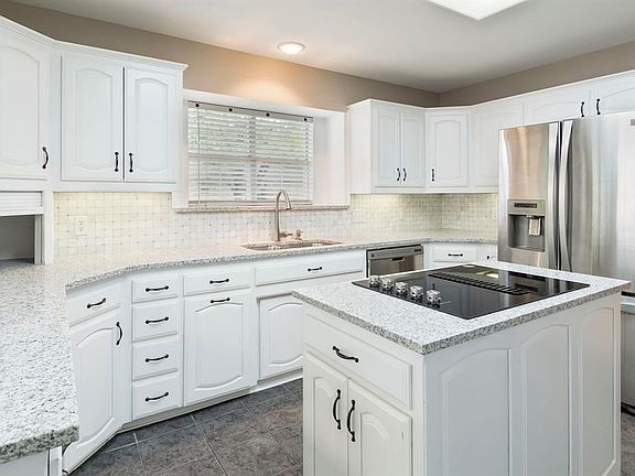4th image of 921 Oakwood Ave