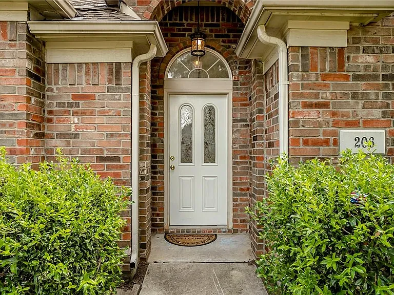 206 Meredith Ct — Photo 3