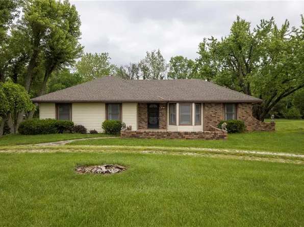 40102 E Renick Rd, Oak Grove, MO 64075