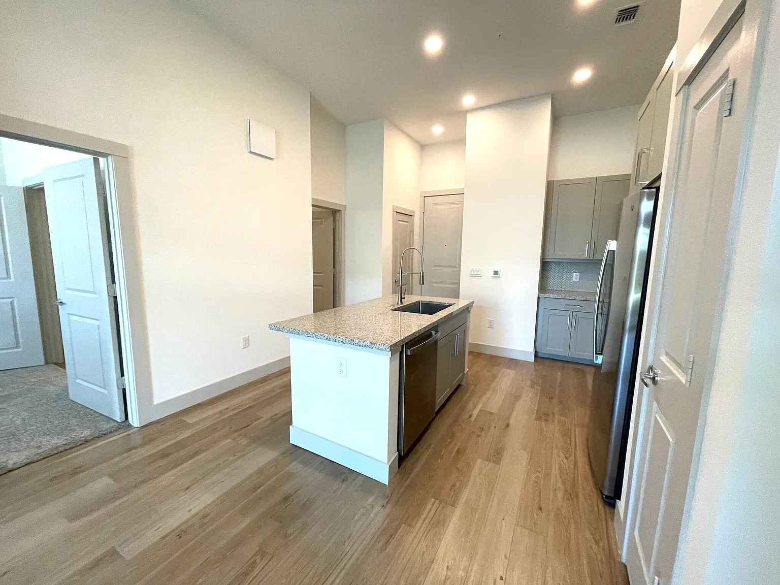 1 bed, 1.0 bath, 790 sqft, $999 — Photo 4