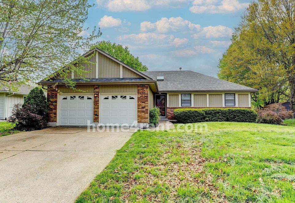 1st image of 304 SE Williamsburg Dr