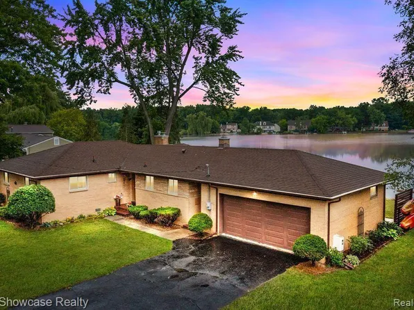 7139 Capri Dr, White Lake, MI 48383