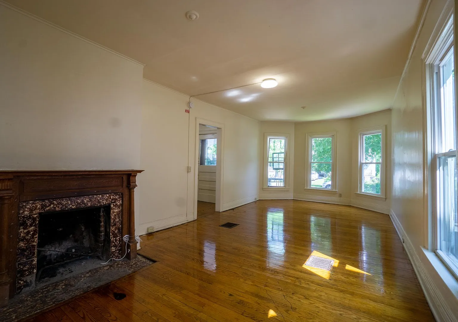 116 Victoria - AVAIL 6/1/2027 - Charming 5 bedroom Home with Hardwoods Short Walk To Eateries and... — Photo 4
