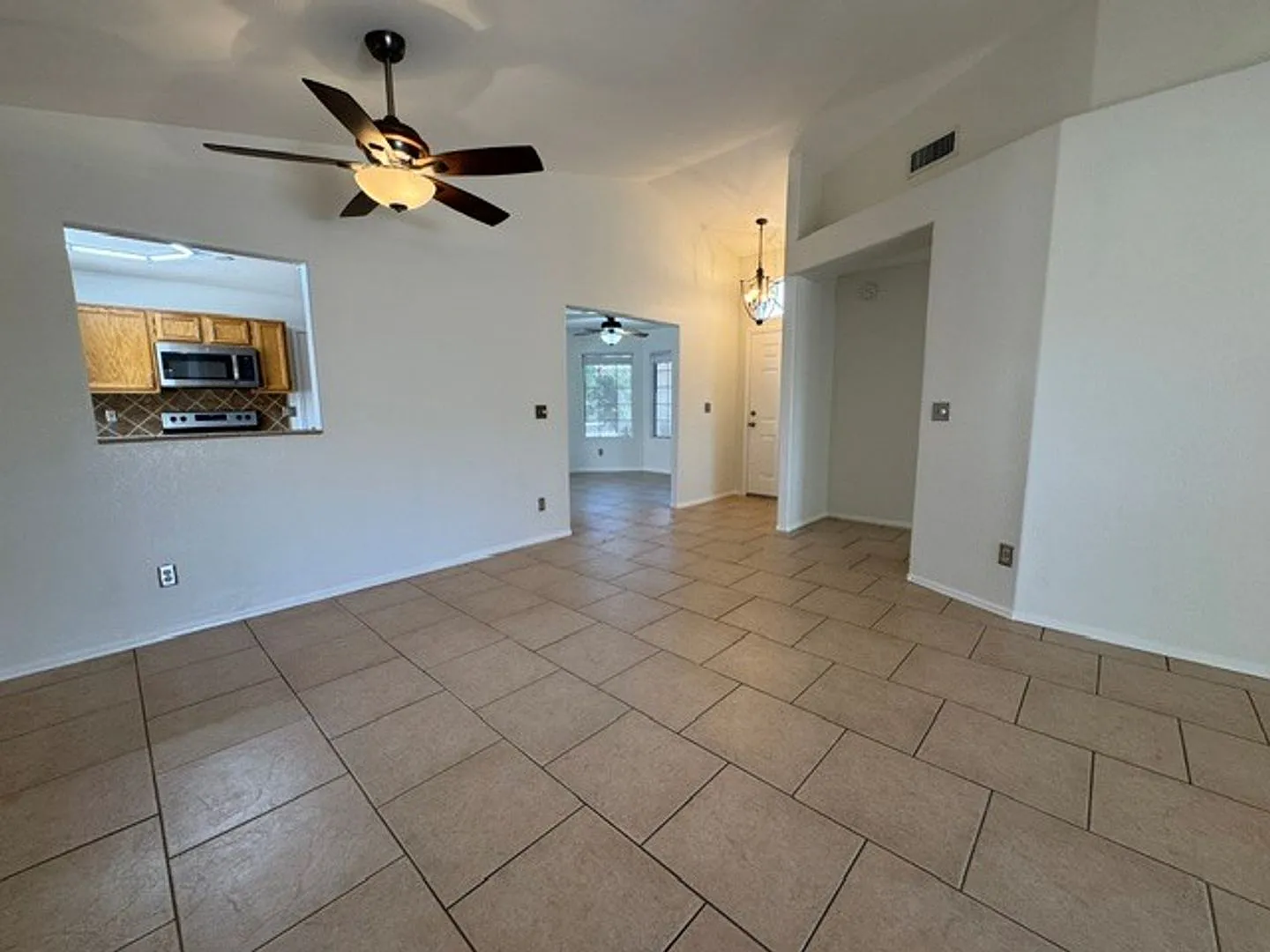 **Excellent 2 Bedroom/2 Bathroom Home With Mountain Views (Ray Rd & Ranch Cir)** — Photo 3