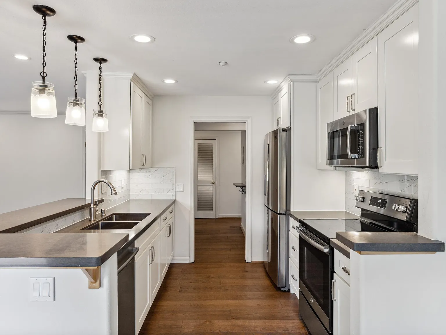 2 bed, 1041 sqft, $4,750 — Photo 1