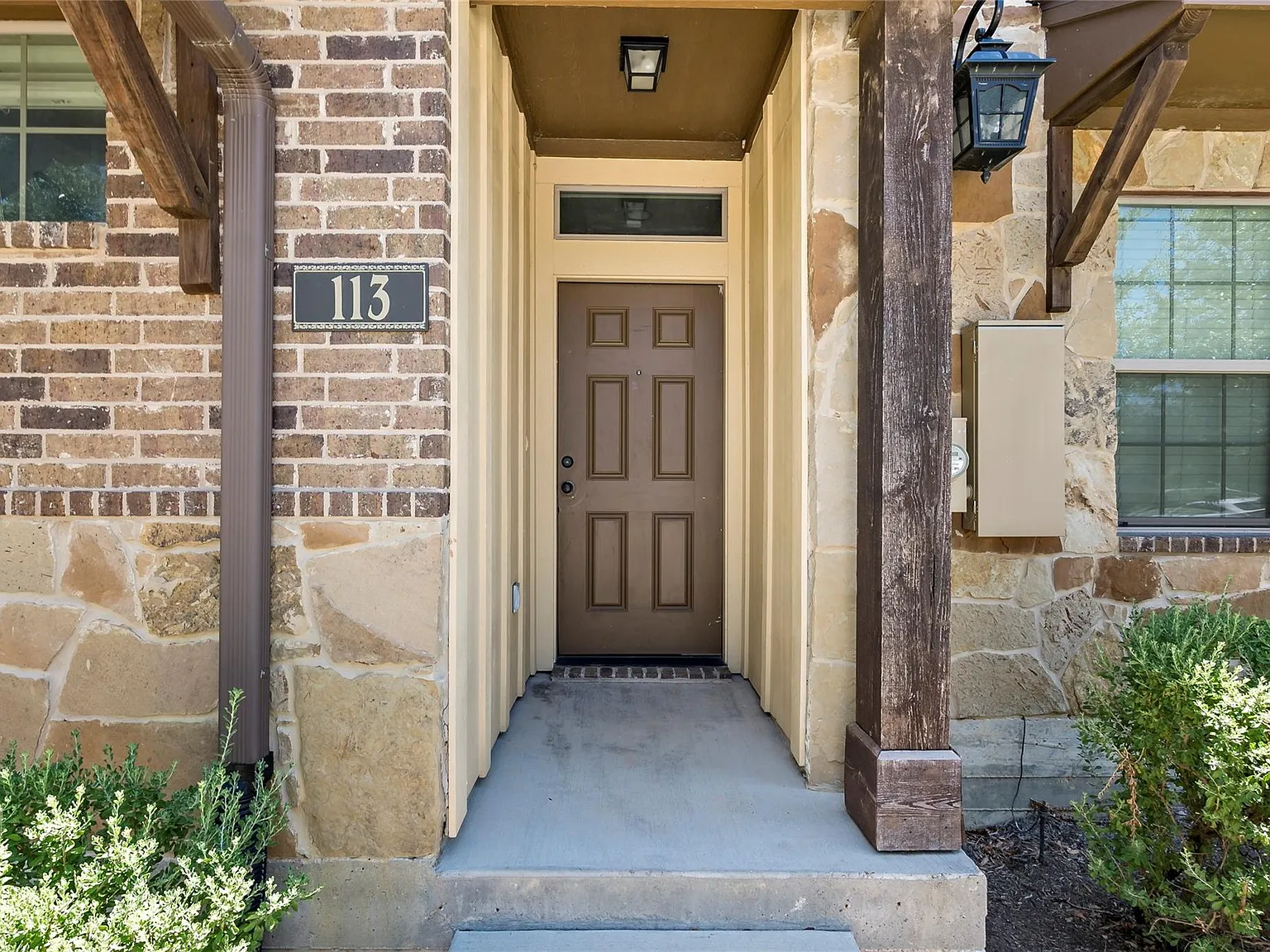 3 bed, 3.0 bath, 1261 sqft, $2,100 — Photo 2
