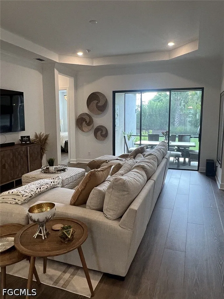 3 bed, 3.0 bath, 2247 sqft, $14,850 — Photo 2