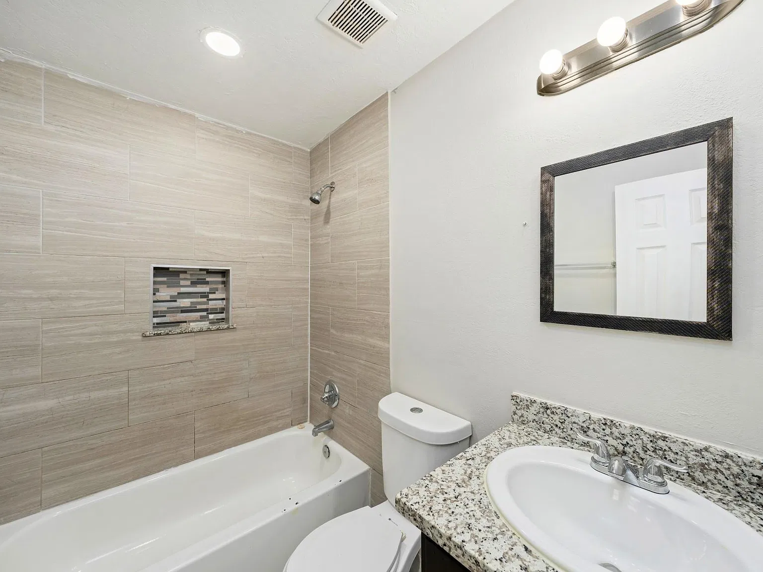 3 bed, 2.0 bath, 1264 sqft, $1,675 — Photo 3