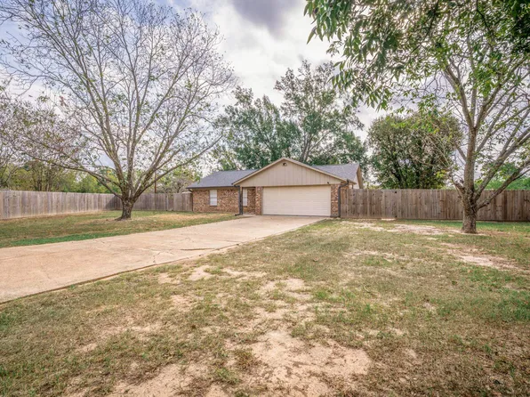 1695 Robin St, Tatum, TX 75691