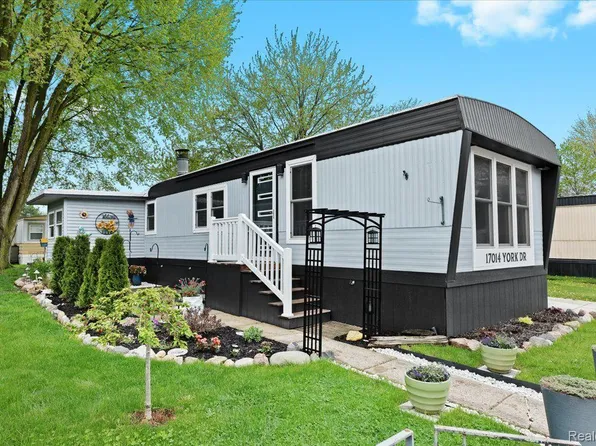 17014 York Dr, Macomb, MI 48044