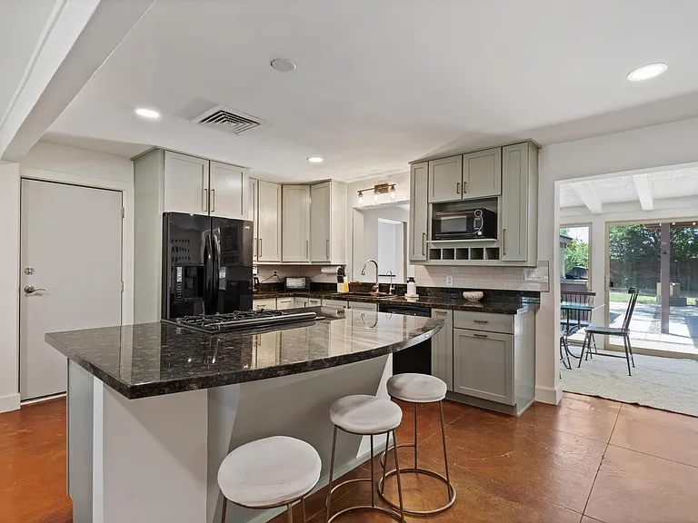 8744 N 6th Dr — Photo 13