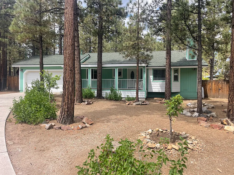 1081 Ash Ln