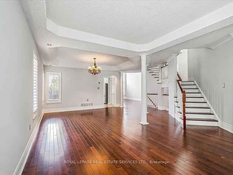 54 Stonebrook Cres — Photo 5
