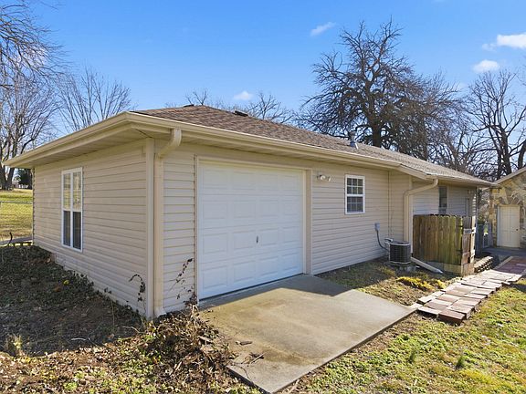 3rd image of 2005 W Melville Road