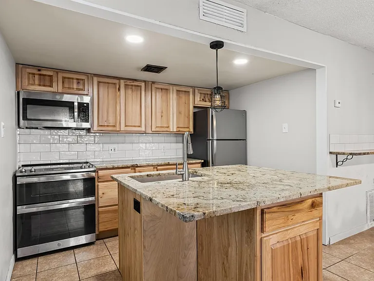24 Marina Cir — Photo 5