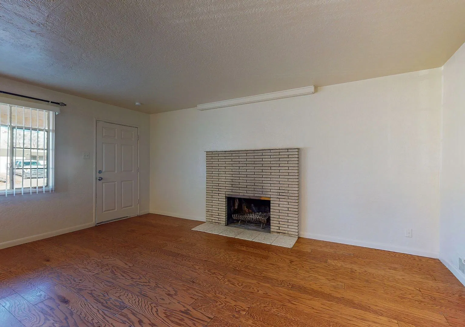 Uptown 3 Bedroom +Office 2 Bath With Garage — Photo 3