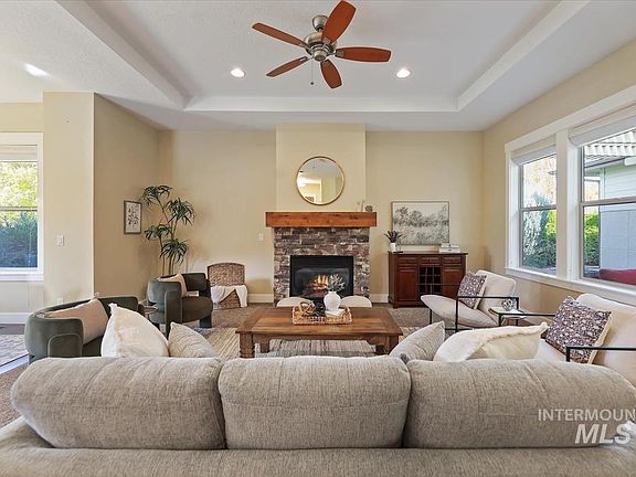 5th image of 484 W Oakhampton Dr