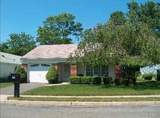 3 Bedford Ct, Ridge, NY 11961