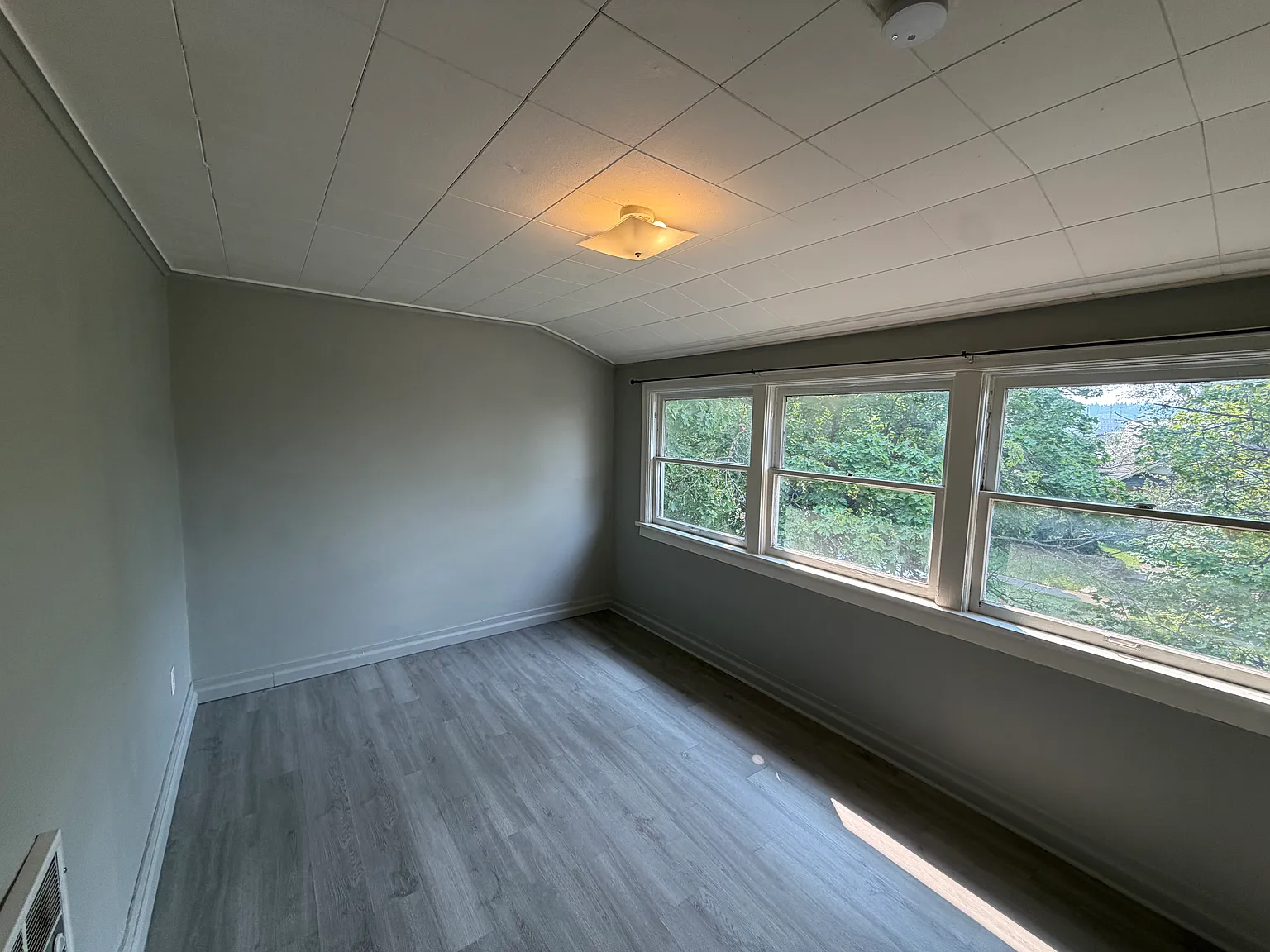 1102 W Sharp Ave — Photo 4