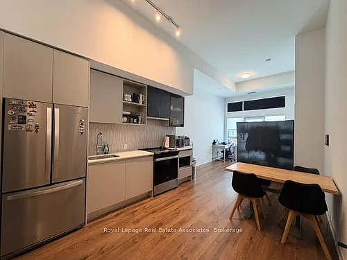 405 Dundas St W Photo 1
