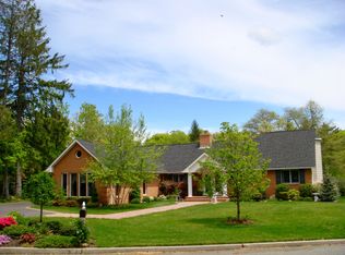 35 Shore Dr, Oakdale, NY 11769