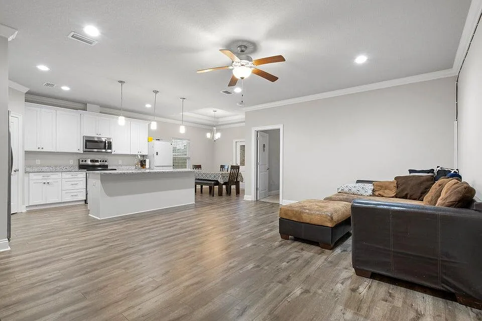 3 bed, 2.0 bath, 1754 sqft, $2,200 — Photo 4