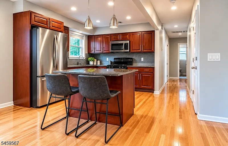 4 bed, 2.0 bath, $5,200 — Photo 4