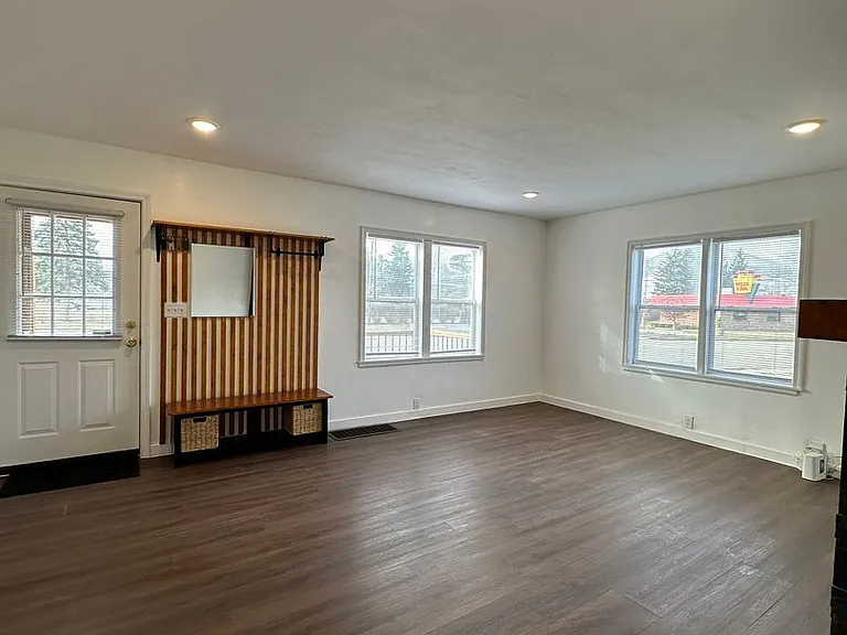 1404 W Bethel Ave — Photo 6