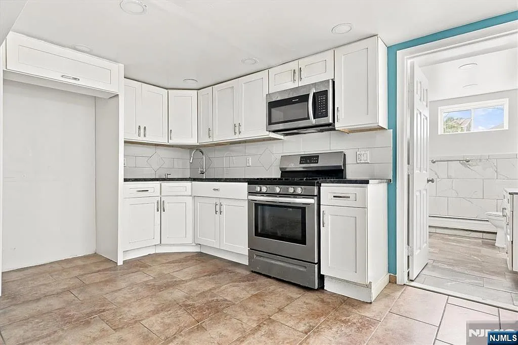 3 bed, 1.0 bath, $2,600 — Photo 1