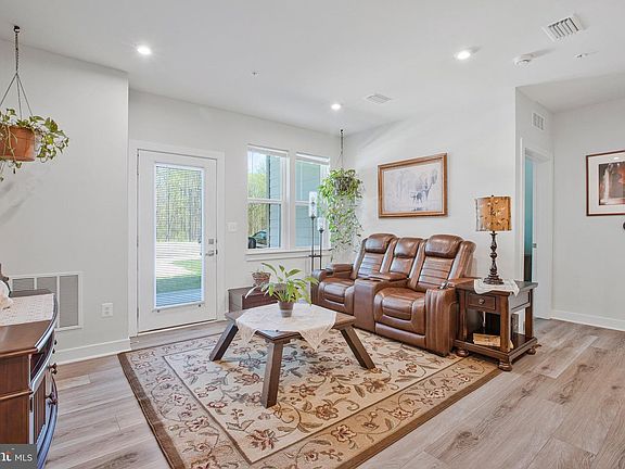 3rd image of 10401 Resort Rd #F
